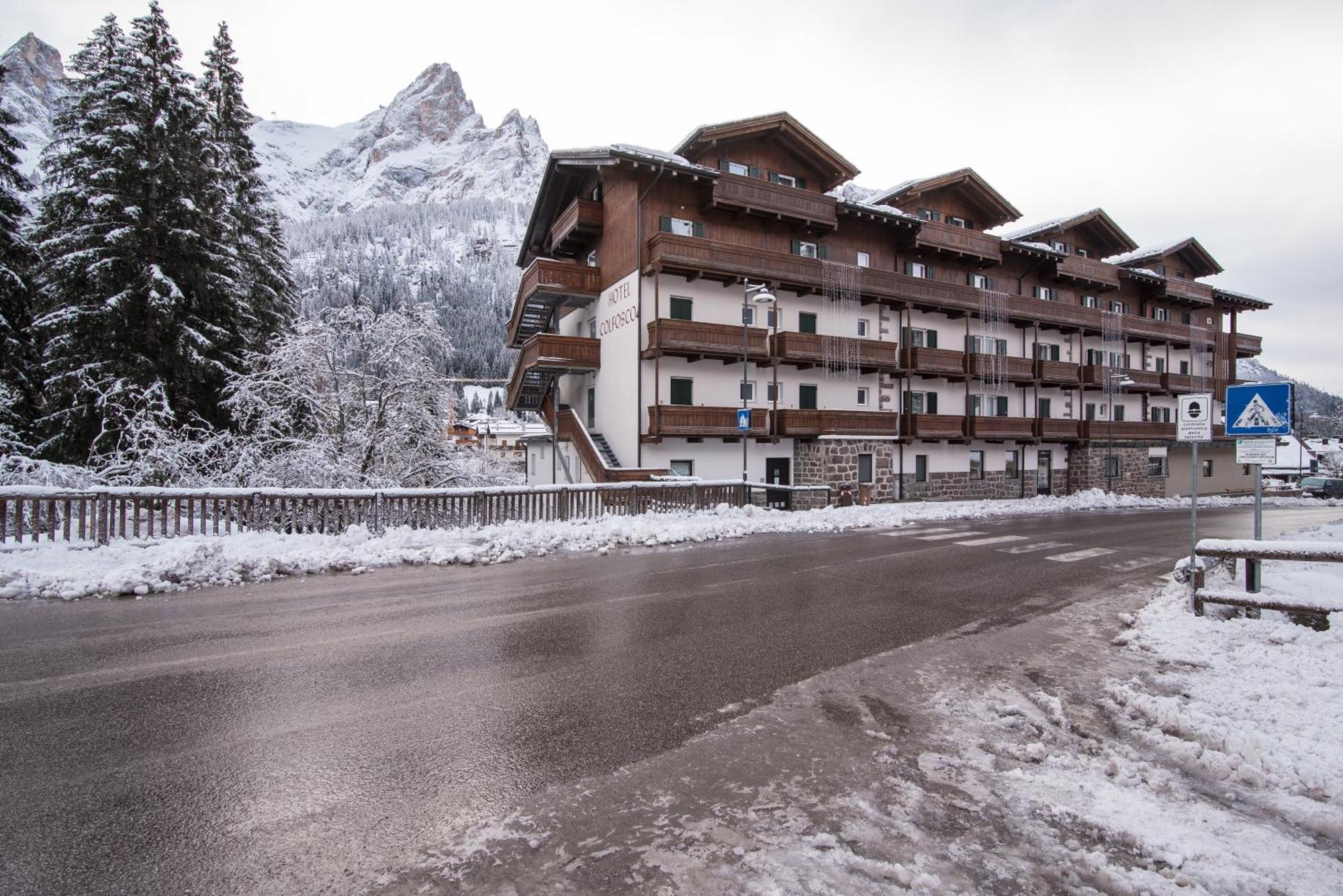 Hotel Colfosco ซานมาร์ตีโนดีกัสตรอสซา ภายนอก รูปภาพ