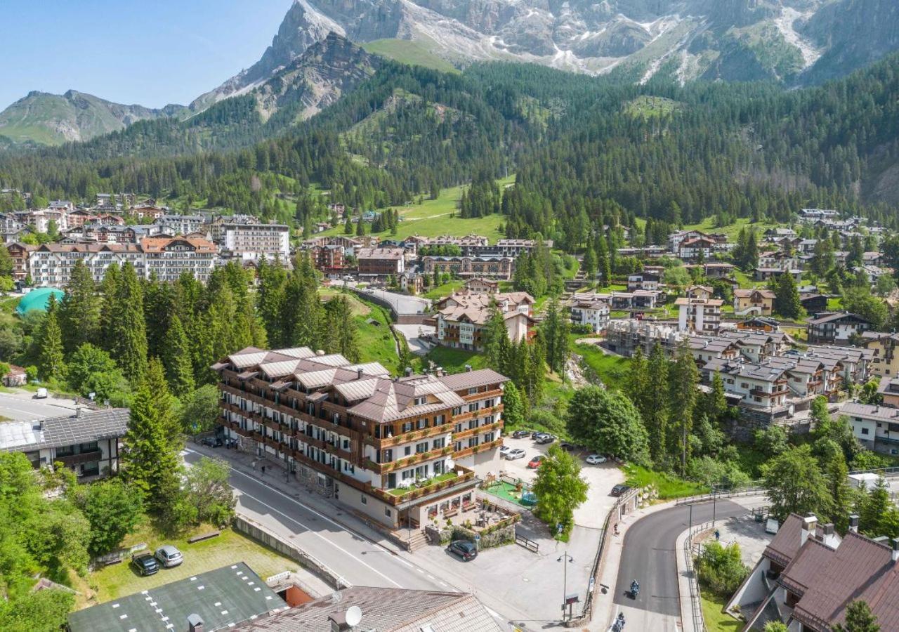 Hotel Colfosco ซานมาร์ตีโนดีกัสตรอสซา ภายนอก รูปภาพ