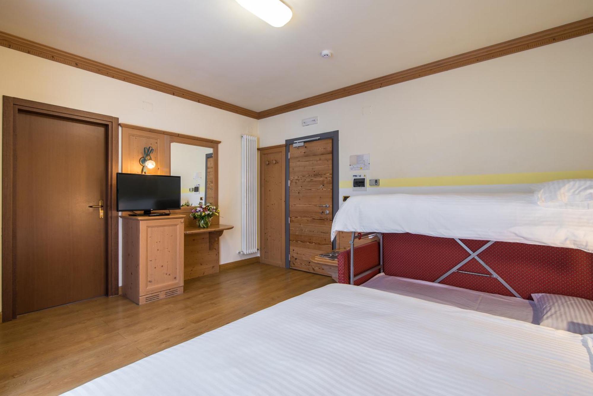 Hotel Colfosco ซานมาร์ตีโนดีกัสตรอสซา ภายนอก รูปภาพ